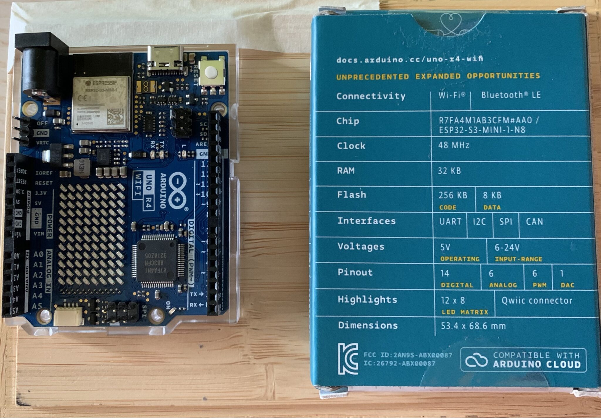 Arduino UNO R4 WiFi con la scatola delle specifiche a destra